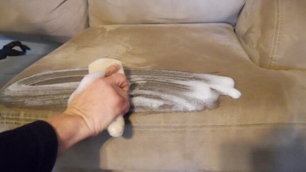 Ghế sofa da bị trẻ con vẽ mực lên có dễ làm sạch không? 2