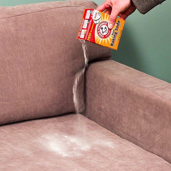 rắc baking soda lên sofa vải