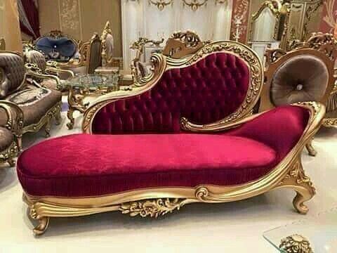 sofa relax bọc vải nhung màu đỏ viền vàng quý tộc 