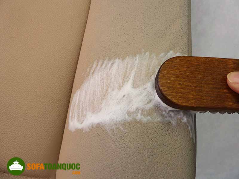 tẩy vết mực trên sofa da bằng xà phòng