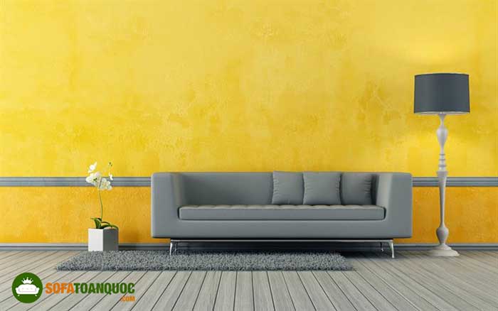 tường màu vàng chọn sofa màu xám